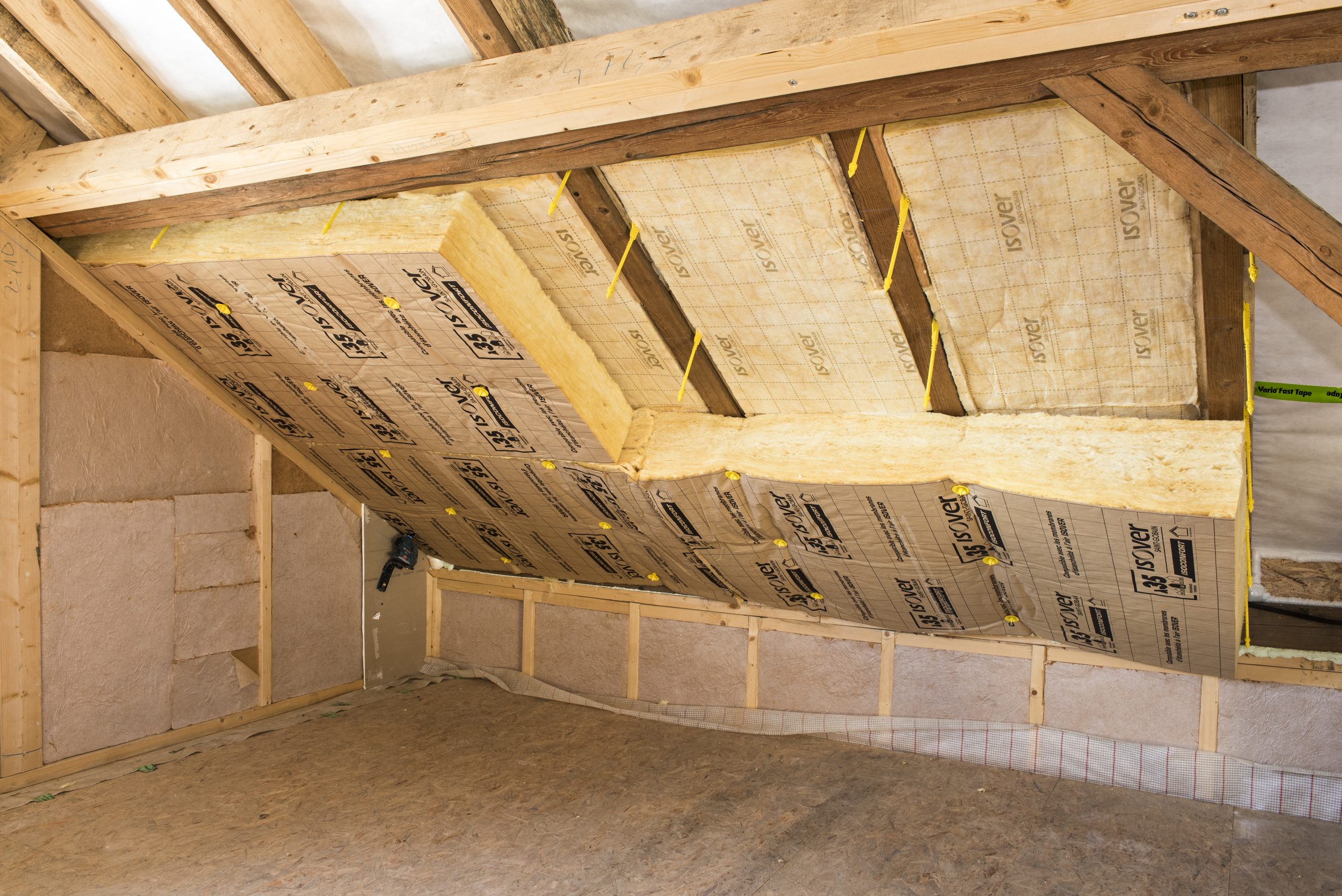 Chantier avec pose d’isolant dans combles
